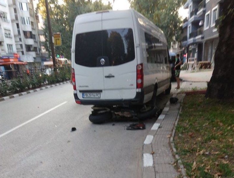 Моторист се заби в бус в Асеновград, откараха пострадалия с линейка
