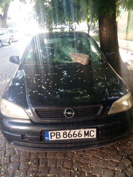 Вандали потрошиха автомобил с камък в Пловдив СНИМКИ