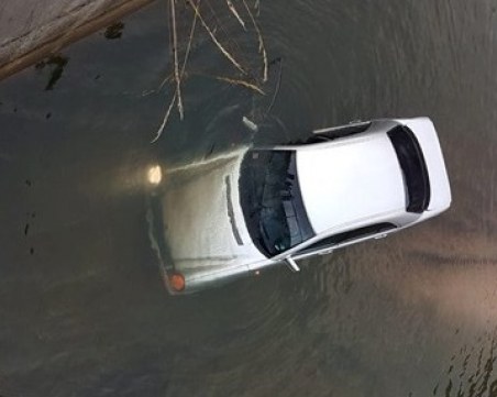 Кола падна в рибарник край Смолян СНИМКА+ВИДЕО
