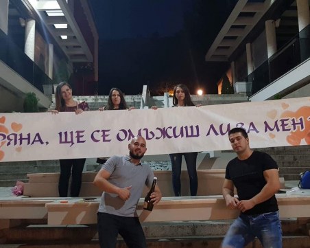 Романтика заля Главната! Предложение за брак събра погледите на минувачите ВИДЕО
