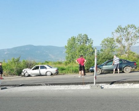 За пореден път! Две коли се удариха на кръговото на КЦМ