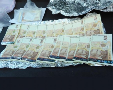 Задържаха 34-годишен мъж, минути след като получил пари от извършена измама по телефона СНИМКИ