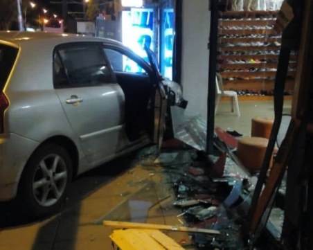 Зрелищна катастрофа! Кола се вряза в магазин ВИДЕО