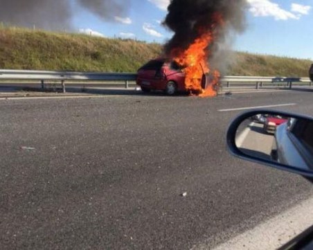 Кола гори на магистралата край Пловдив СНИМКА