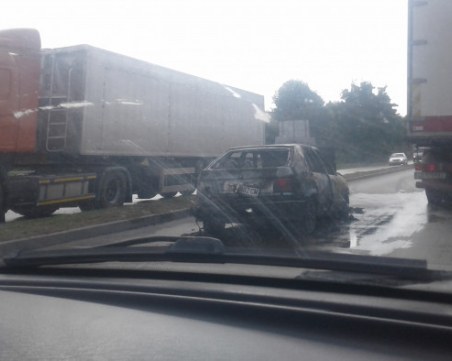 Кола пламна в движение, шофьорът с опасност за живота СНИМКА