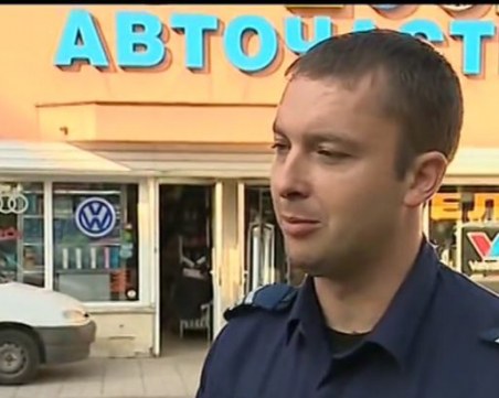 Полицай залови двама крадци, обрали жена насред улицата ВИДЕО