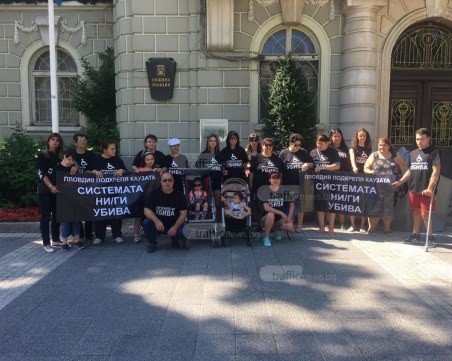 Родителите на деца с увреждания излязоха на протест в Пловдив СНИМКИ и ВИДЕО