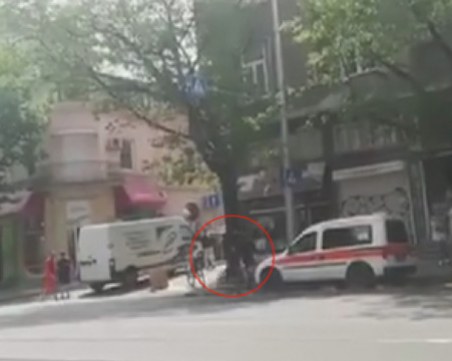 Велосипедистът, срязал гумите на линейка, все още не е наказан