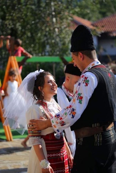 Депутатка от Бургас се омъжи в народна носия