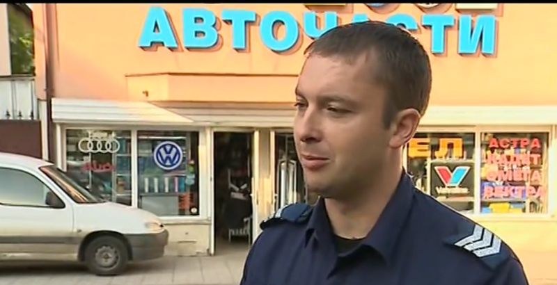 Полицай залови двама крадци, обрали жена насред улицата ВИДЕО