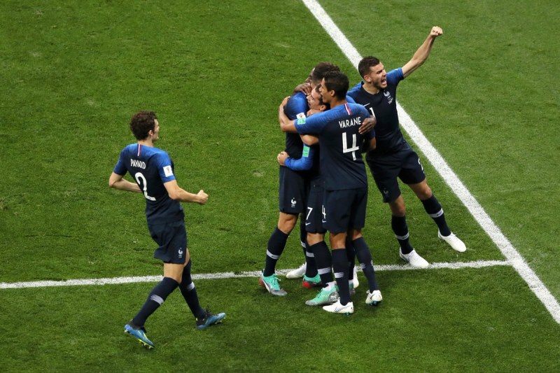 4:2! Франция докосва титлата, хърватски фенове прекъснаха мача