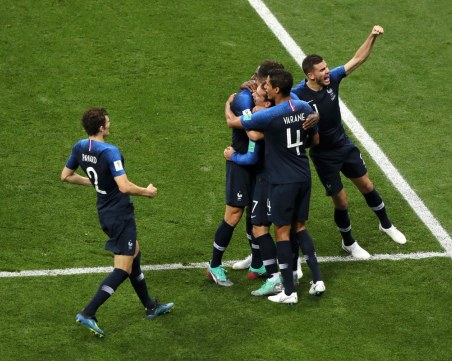 4:2! Франция докосва титлата, хърватски фенове прекъснаха мача