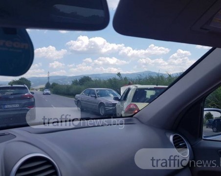 Катастрофа на Околовръстното до Пловдив! БМВ и рено се удариха челно СНИМКИ