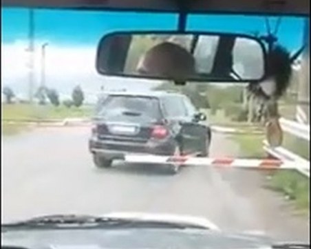 Лъскави автомобили с безпардонни водачи този път надминаха себе си ВИДЕО