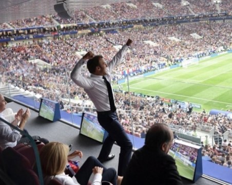 Макрон полудя след титлата на петлите