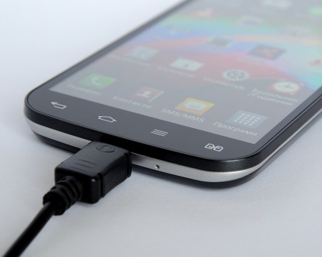 Никога не зареждайте така смартфона си