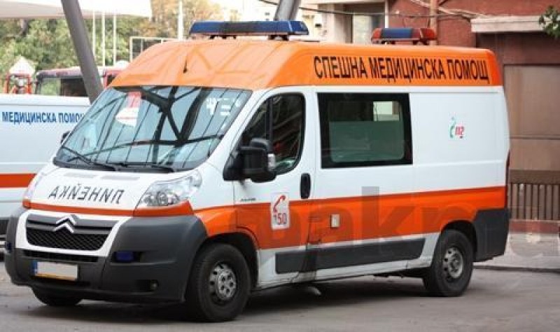 Жегата взе жертва в Бургас! Турист се строполи на земята в центъра на града