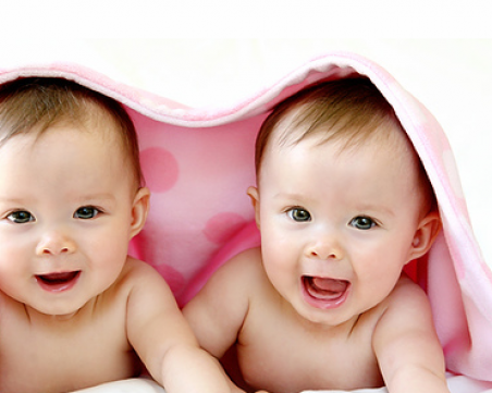 21-годишна британка отиде до тоалетната и роди близнаци