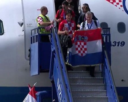 Изтребители посрещнаха самолета на Хърватия, 80 000 чакаха героите в Загреб ВИДЕО