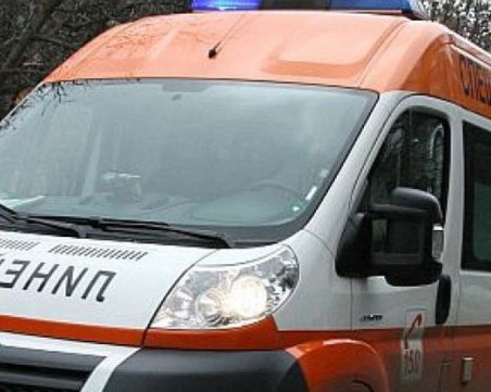 Кола се преобърна извън пътното платно, загинала е 65-годишна жена