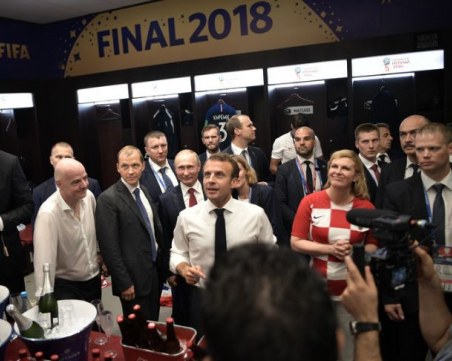 Макрон, Путин и Колинда Грабар-Китарович празнуваха в съблекалнята на шампионите ВИДЕО