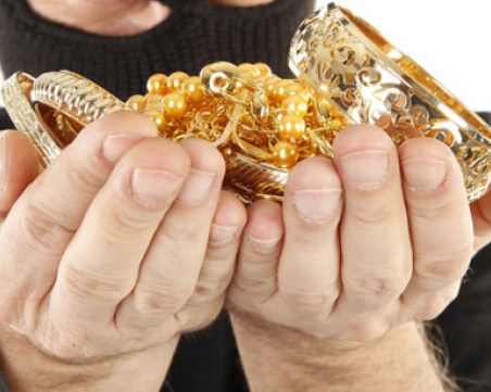 Маскиран напълни шепите си със злато, заплаши с нож майка и дъщеря в дома им