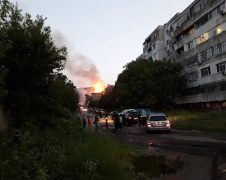Пожар се разрази в триетажна къща, хора са евакуирани СНИМКИ