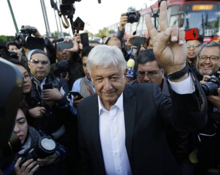 Президентът на Мексико си намали заплатата на половина