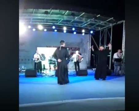 Свещеници запяха “Ако умра ил загина“, видеото взриви мрежите ВИДЕО