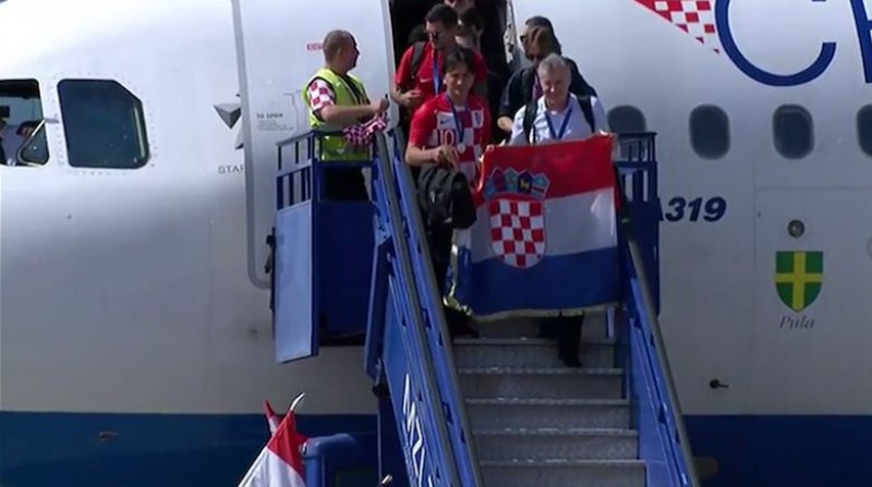 Изтребители посрещнаха самолета на Хърватия, 80 000 чакаха героите в Загреб ВИДЕО