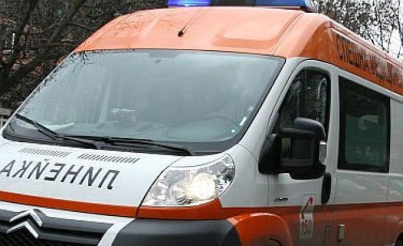 Кола се преобърна извън пътното платно, загинала е 65-годишна жена