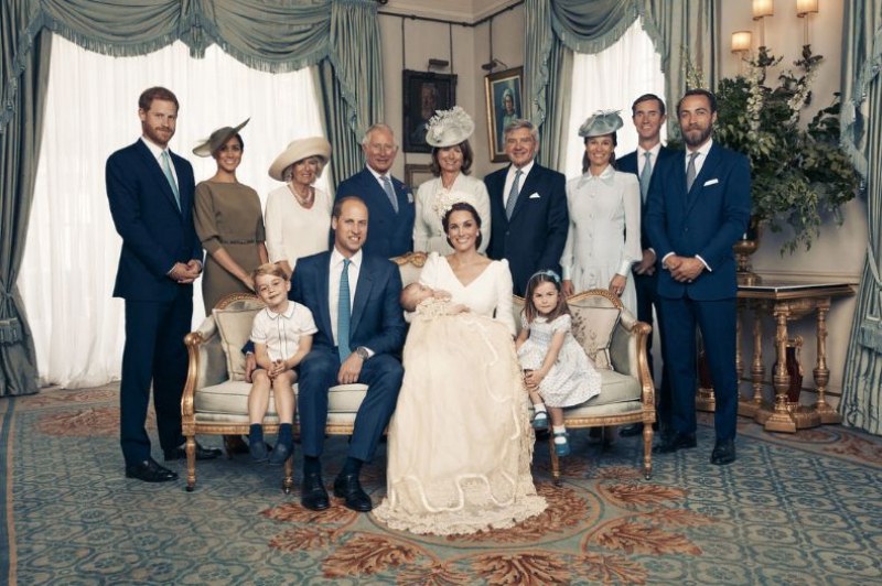 Кралското семейство се събра за кръщенето на 11-месечния принц Луи СНИМКИ