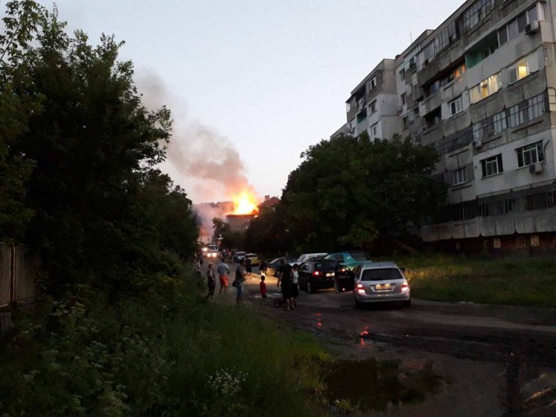 Пожар се разрази в триетажна къща, хора са евакуирани СНИМКИ