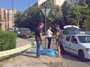 Откриха труп на мъж до спортна зала в Бургас