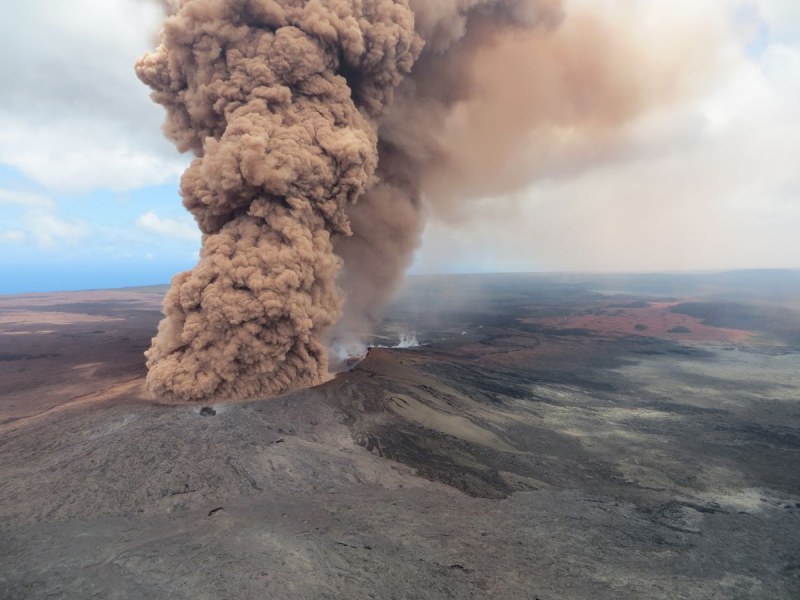 ВИДЕО показва вулканичната бомба, ударила корабче с туристи край Хавай