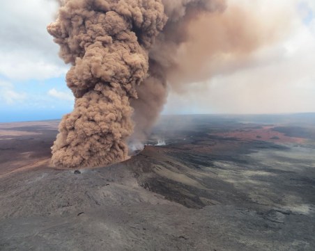 ВИДЕО показва вулканичната бомба, ударила корабче с туристи край Хавай