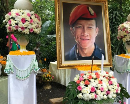 Децата от Тайланд почетоха паметта на водолаза, загинал при спасяването им СНИМКИ