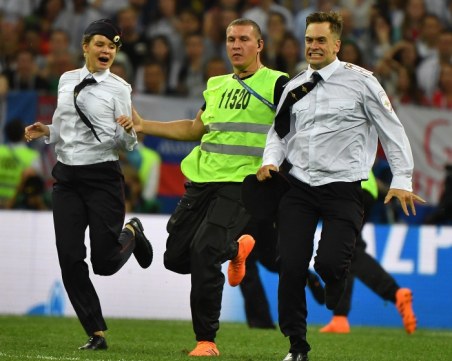 Групата, нахлула на финала на световното, получи 15 дни затвор СНИМКИ