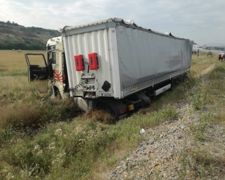 Катастрофа с камион блокира магистрала Струма СНИМКА