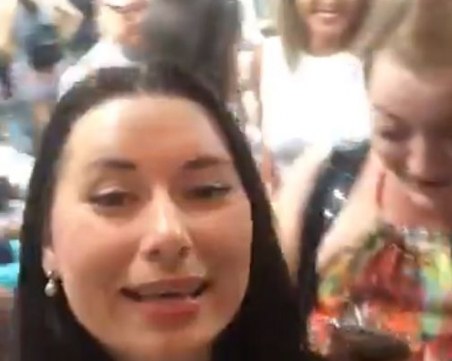 Кобилкина се разпя в испанското метро! Изпълни песен на Ивана ВИДЕО