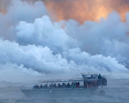 Лава от вулкан застигна туристическо корабче и рани 23-ма
