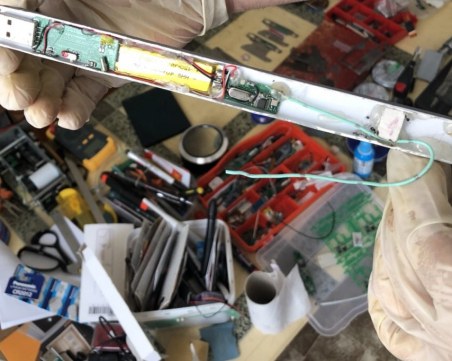 МВР разпространи снимки и кадри от акцията на БОП в Пловдив, при която бе разкрит цех за производство на фалшиви карти