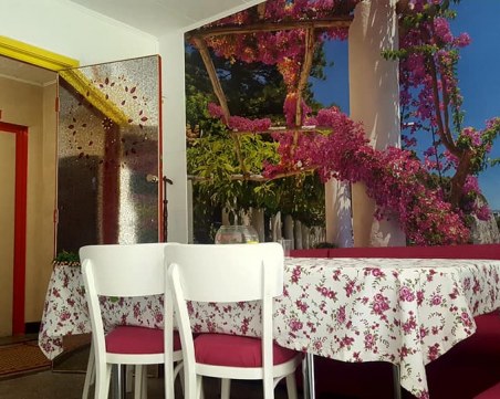 Съседи превърнаха входа на блока си в уютен дом СНИМКИ и ВИДЕО