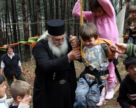 Спряха тока в приюта на отец Иван заради дългове, деца спят на палатки