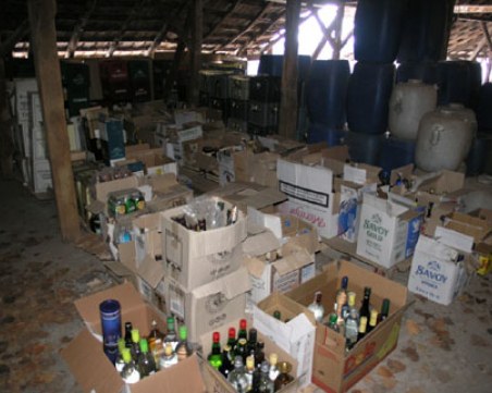 Тровят ли ни с фалшив алкохол на морето? Пипнаха над 5000 литра нелегален концентрат СНИМКИ