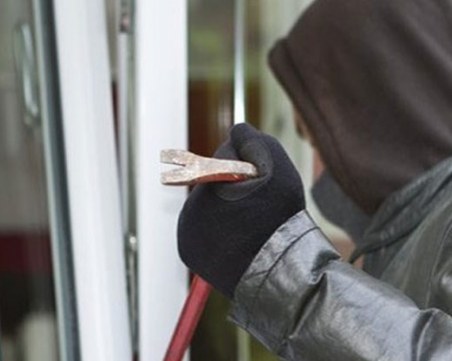 Внимавайте! Нова мода - апашите вече не ползват вратата, а дограмата