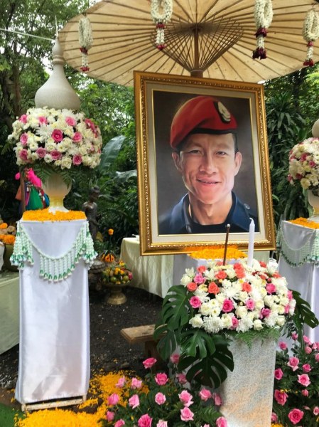 Децата от Тайланд почетоха паметта на водолаза, загинал при спасяването им СНИМКИ