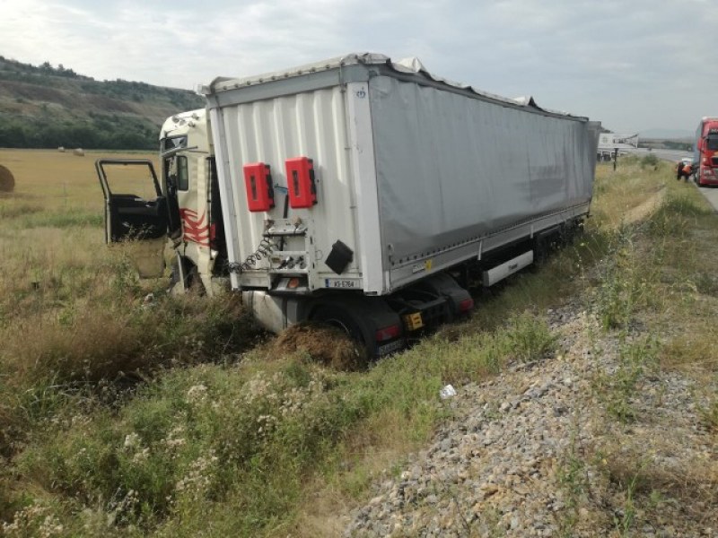 Катастрофа с камион блокира магистрала Струма СНИМКА
