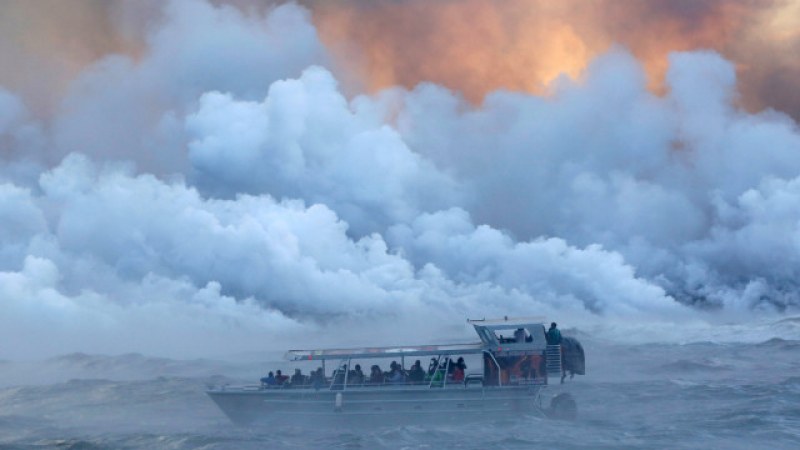 Лава от вулкан застигна туристическо корабче и рани 23-ма