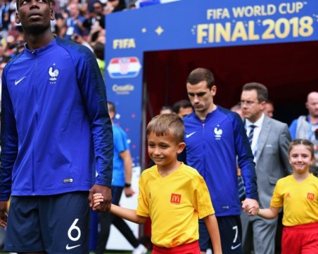 9-годишно пловдивчанче изведе на терена световния шампион Пол Погба СНИМКИ